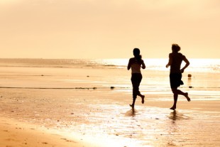 sport_couple_jogging_on_the_beach_silhouette_dreamstimeextrasmall_19042968.jpg